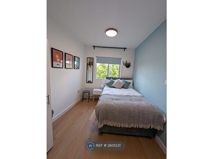 Studio To Rent In Askew Road, London, W12