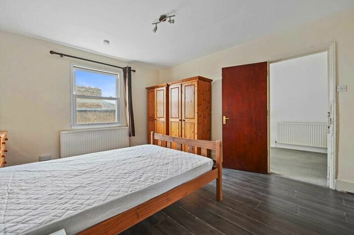 4 Bedroom Flat To Rent In Uxbridge Road, Shepherds Bush, London, W12