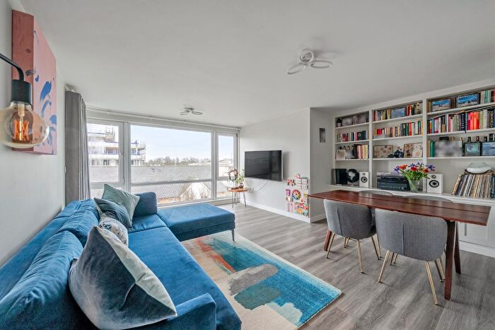 2 Bedroom Flat For Sale In Cedar House, Melliss Avenue, TW9