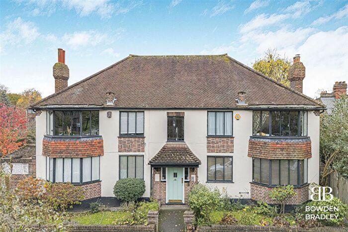 2 Bedroom Flat For Sale In Forest Court, London, E11