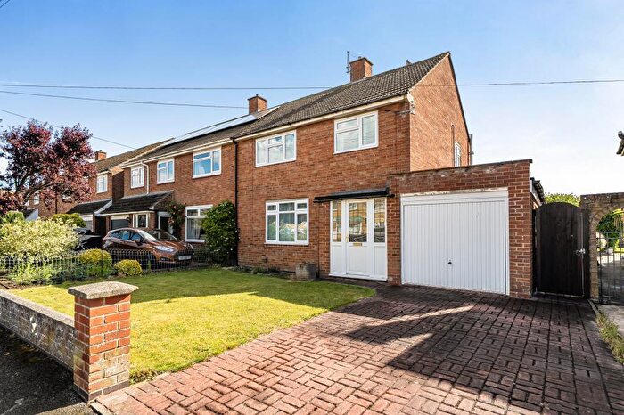 3 Bedroom Semi-Detached House For Sale In Spencer Avenue, Yarnton, OX5