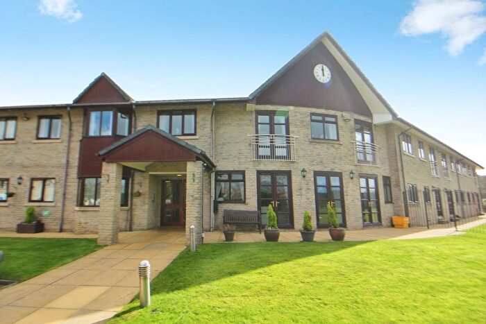 2 Bedroom Flat For Sale In Newshaw Lane, Hadfield, Glossop, Derbyshire, SK13