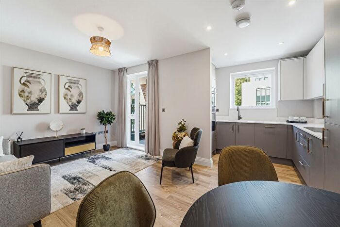 1 Bedroom Flat For Sale In Willowside House, Oaklands Park, Esher, KT10