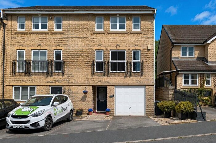 4 Bedroom Town House For Sale In Prospect Way, Brighouse, West Yorkshire, HD6