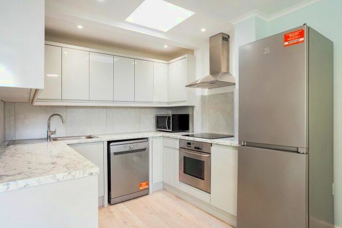 2 Bedroom Flat To Rent In Cambridge Gardens, London, W10
