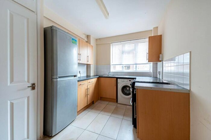 3 Bedroom Flat To Rent In Kingston Hill, Kingston Hill, Kingston Upon Thames, KT2