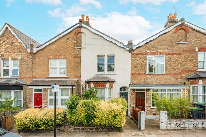 2 Bedroom House For Sale In Queens Road, London, N11