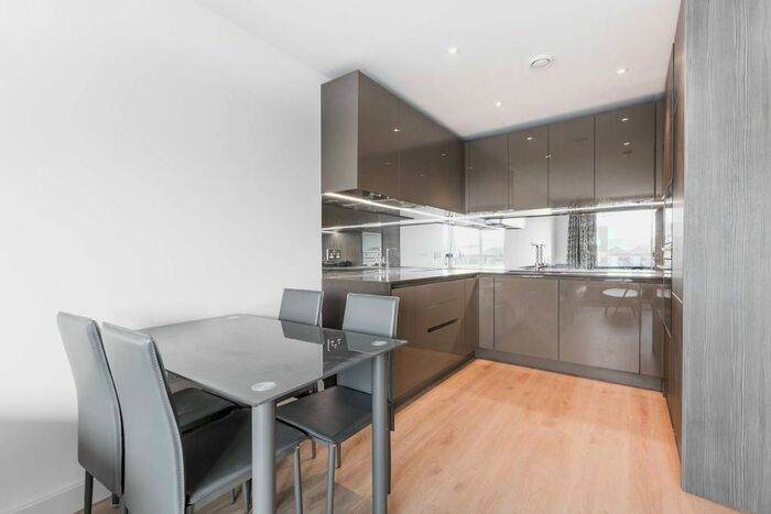 2 Bedroom Flat To Rent In High Street, Hornsey, London, N8