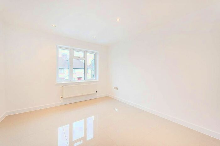 2 Bedroom Flat For Sale In Perryn Road, East Acton, London, W3