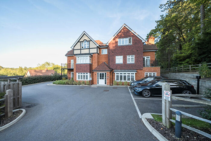 2 Bedroom Flat For Sale In Tupwood Lane, Caterham, CR3