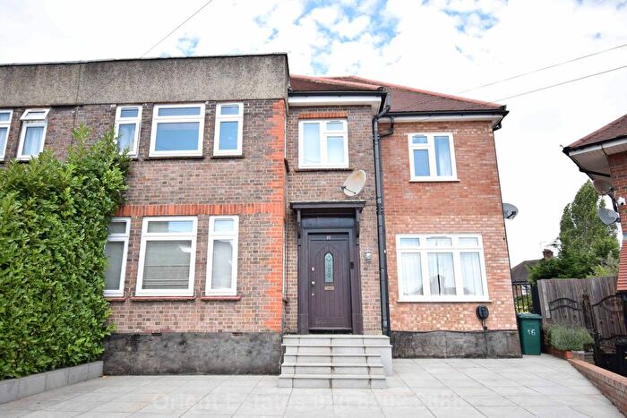 6 Bedroom Semi-Detached House To Rent In Saddlescombe Way, Woodside Park, N12