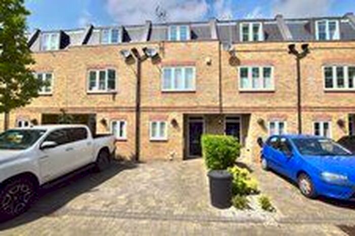 3 Bedroom Town House To Rent In Tooting, London, SW17