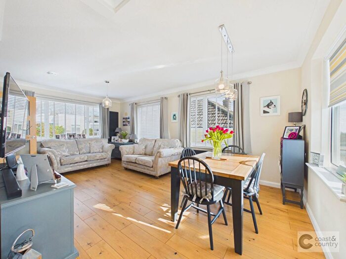 2 Bedroom Bungalow For Sale In Higher Woodway Road, Teignmouth, TQ14