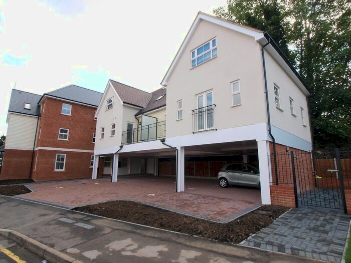 2 Bedroom Flat To Rent In City Approach, Rayleigh, Essex, SS6