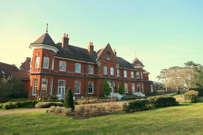 2 Bedroom Flat To Rent In Parkview Way, Epsom, KT19