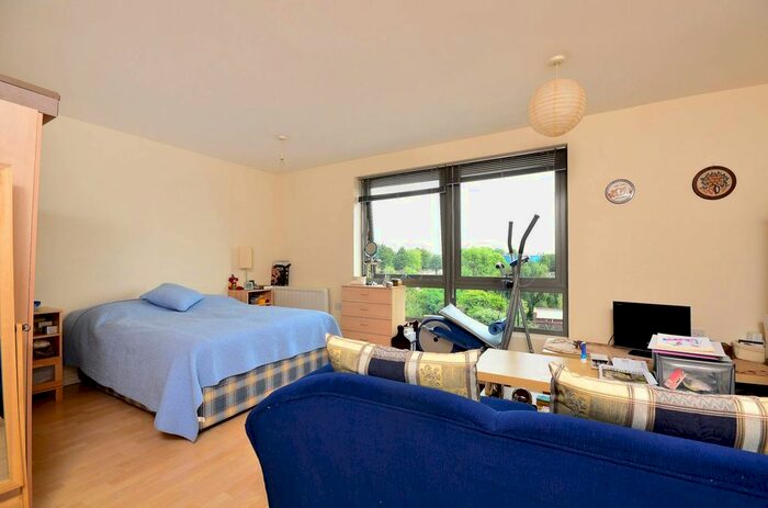 Studio To Rent In Victoria Road, North Acton, London, W3