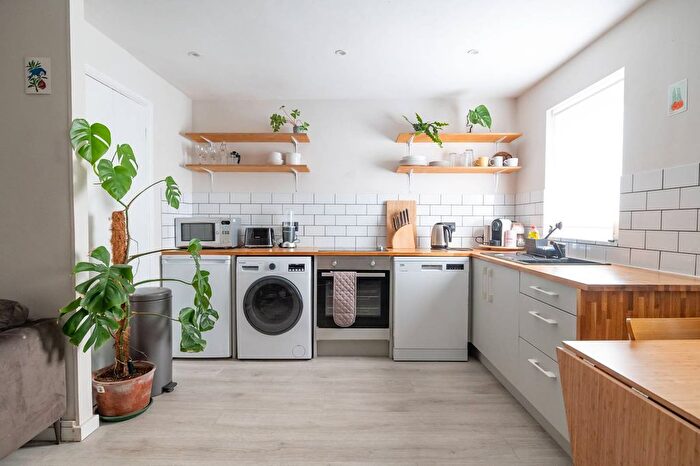 1 Bedroom Flat To Rent In Bakers Hill, Hackney, London, E5