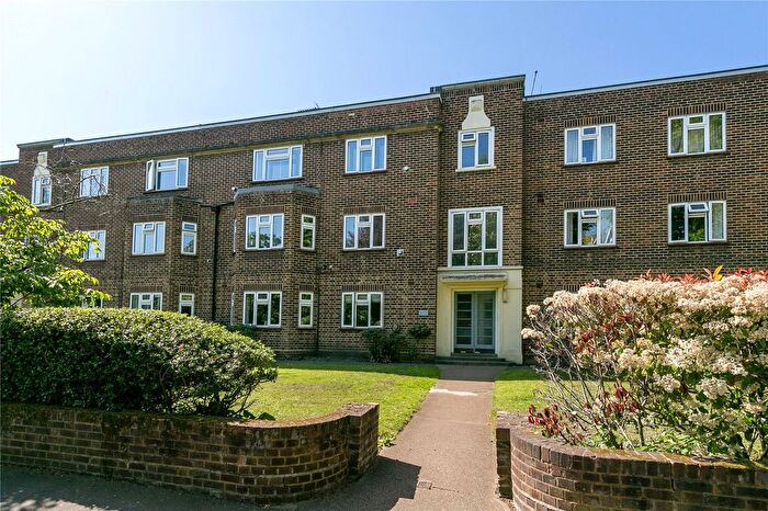 3 Bedroom Flat For Sale In Broomfield Road, Kew, Surrey, TW9