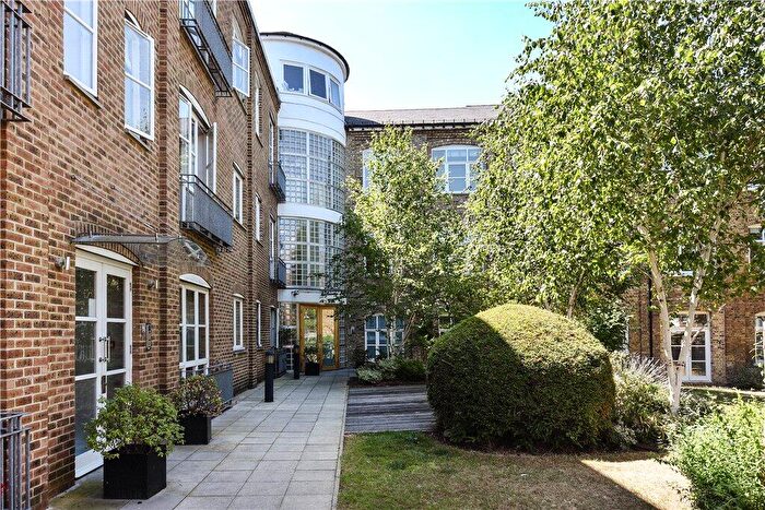 2 Bedroom Flat For Sale In Battersea High Road, London, SW11