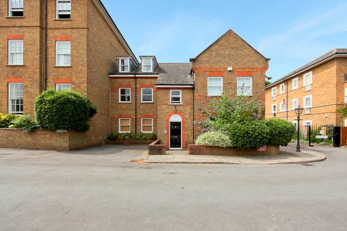 2 Bedroom Flat To Rent In St Ann's Crescent, Wandsworth, SW18