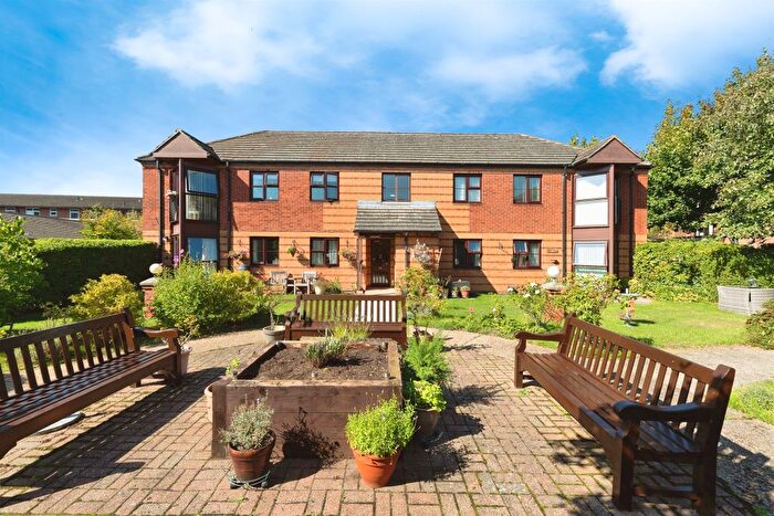 2 Bedroom Flat For Sale In Roseacre Gardens, Welwyn Garden City, AL7