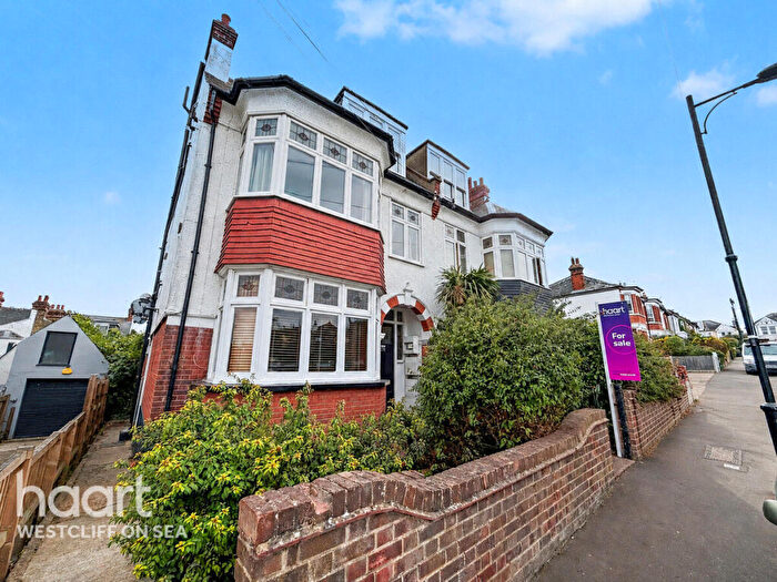 1 Bedroom Flat For Sale In Queens Road, Leigh-On-Sea, SS9