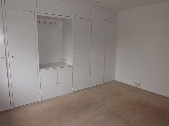 2 Bedroom Flat To Rent In Barfields, Bletchingley, RH1