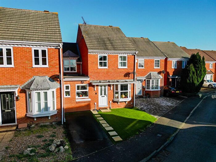 3 Bedroom Terraced House For Sale In Lark Vale, Aylesbury, HP19