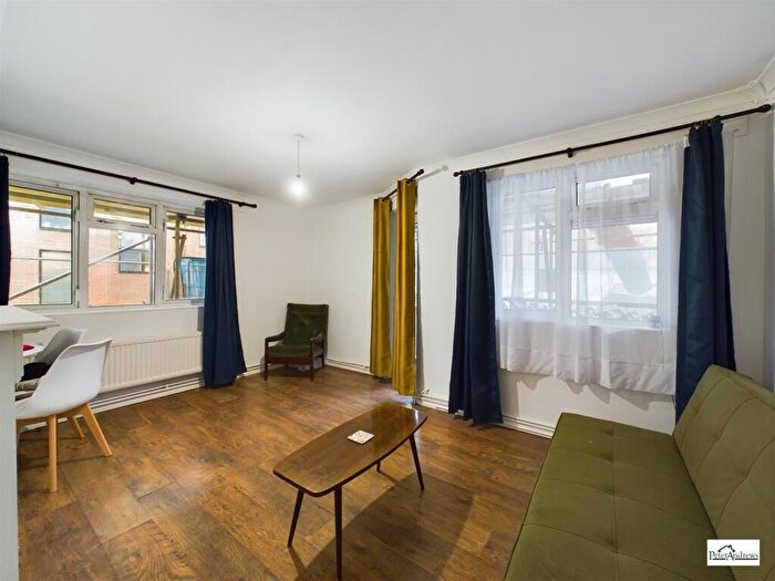 2 Bedroom Flat For Sale In Chigwell Road, London, E18