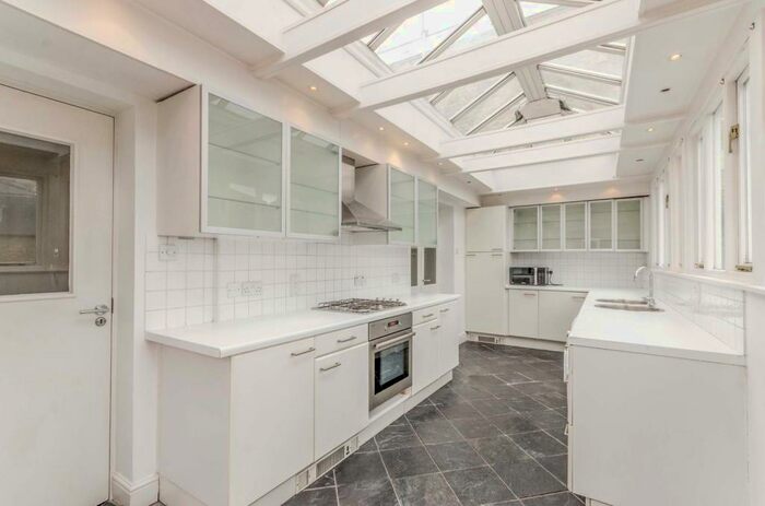 1 Bedroom Flat To Rent In Goswell Road, Angel, London, EC1V