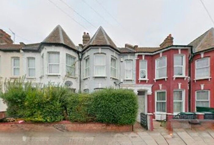 3 Bedroom Flat To Rent In Carlingford Road, London, N15