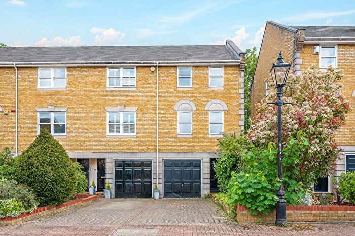 3 Bedroom End Of Terrace House For Sale In Vicarage Drive, Beckenham, BR3