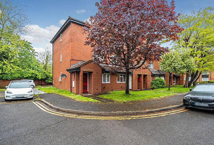 1 Bedroom Flat For Sale In Chatsworth Place, Mitcham, CR4