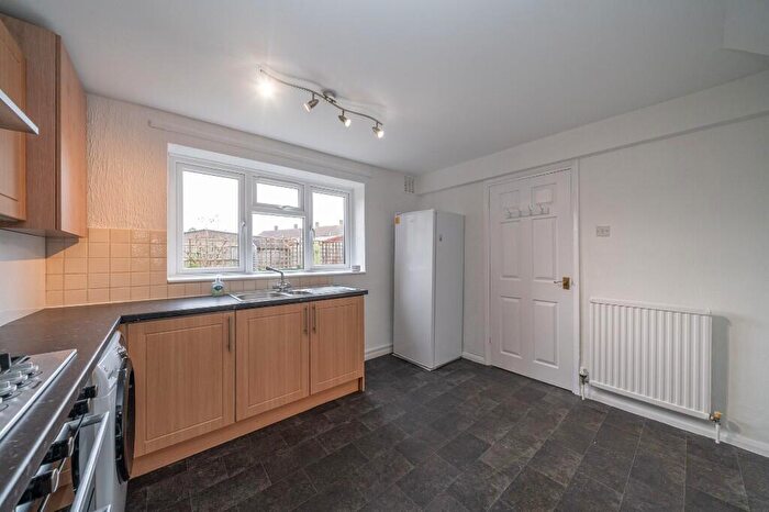 1 Bedroom Maisonette To Rent In Lucks Hill, Hemel Hempstead, Hertfordshire, HP1