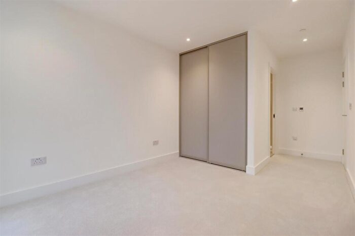 2 Bedroom Apartment To Rent In Herne Hill Road, London, SE24