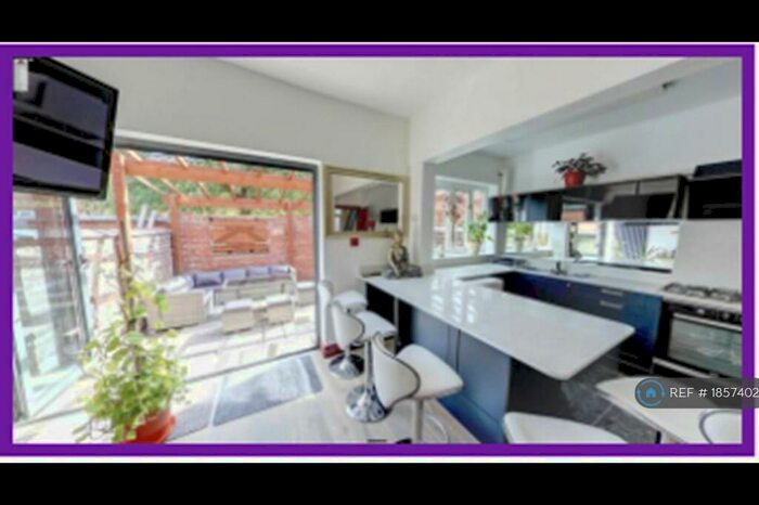 5 Bedroom Semi-Detached House To Rent In South Grove, Manchester, M13