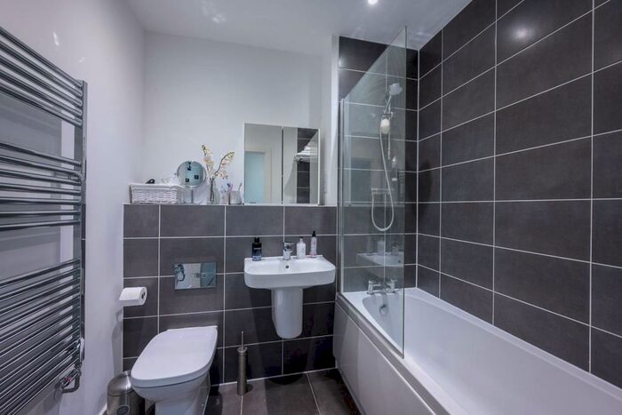 2 Bedroom Flat To Rent In Walnut Tree Close, Guildford, GU1