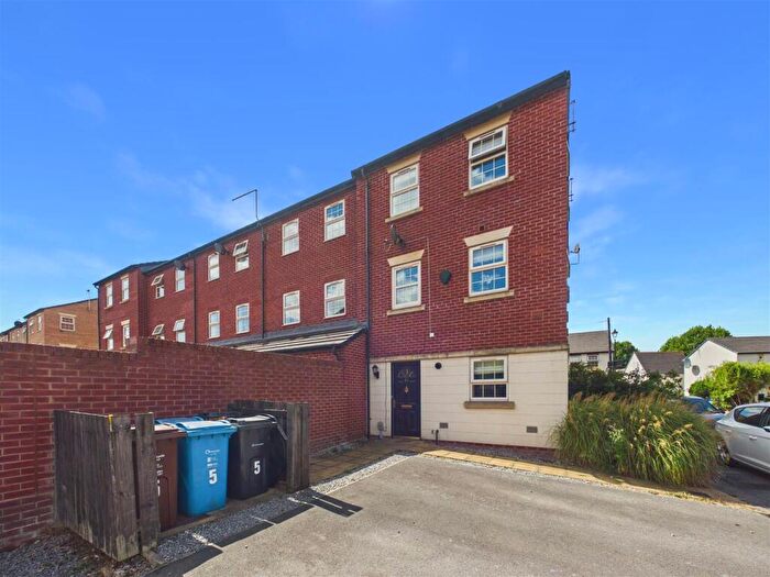 2 Bedroom Town House For Sale In Boothferry Park Halt, Hull, HU4