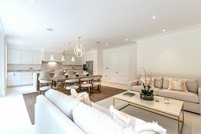 5 Bedroom Detached House To Rent In The Fairway, Weybridge, Surrey, KT13