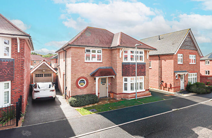 3 Bedroom Detached House For Sale In Magpie Meadows, Caddington, Luton, LU1