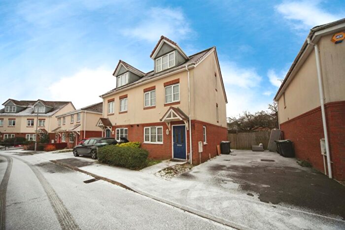 4 Bedroom Semi Detached House For Sale In Verde Close, Luton, LU2