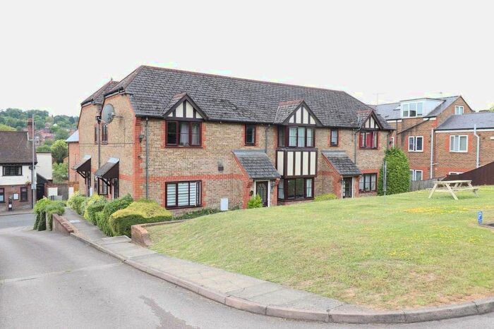 1 Bedroom Studio To Rent In West Wycombe Road, High Wycombe, HP11