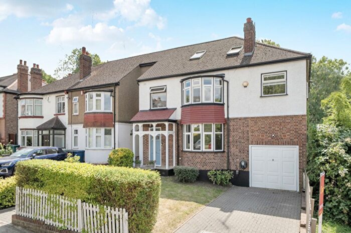 6 Bedroom Semi-Detached House For Sale In Windsor Road, London, N3