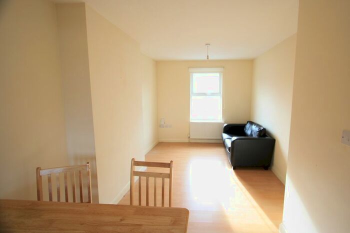 3 Bedroom Flat To Rent In Lavender Hill, London, SW11