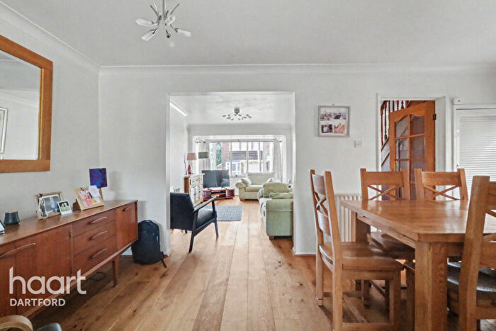 3 Bedroom Semi-Detached House For Sale In Lonsdale Crescent, Dartford, DA2