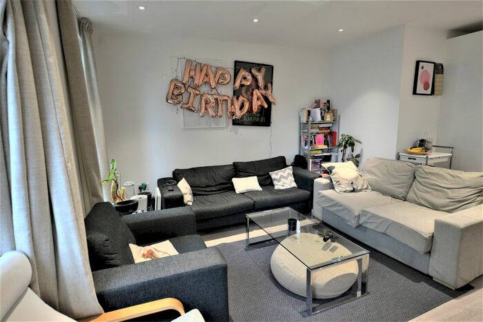 3 Bedroom Flat To Rent In Devan Grove, London, N4