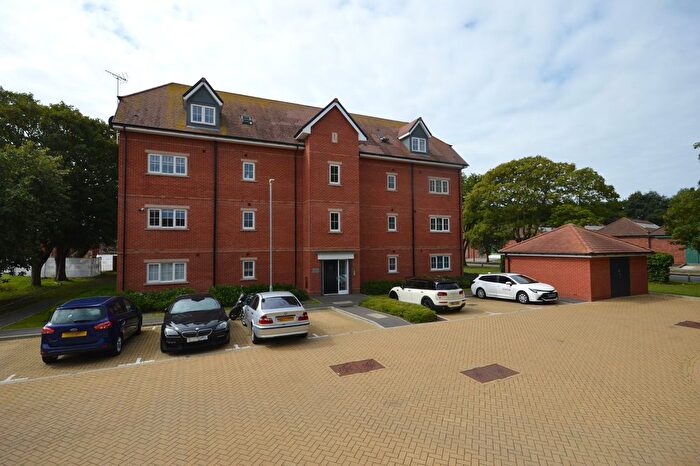 2 Bedroom Flat For Sale In Colonel Drive, Folkestone, CT20