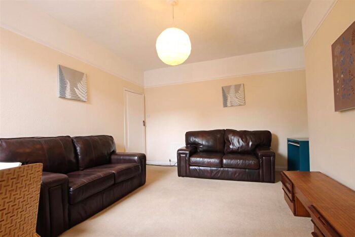 3 Bedroom Apartment To Rent In Kelvin Grove, Sandyford, NE2
