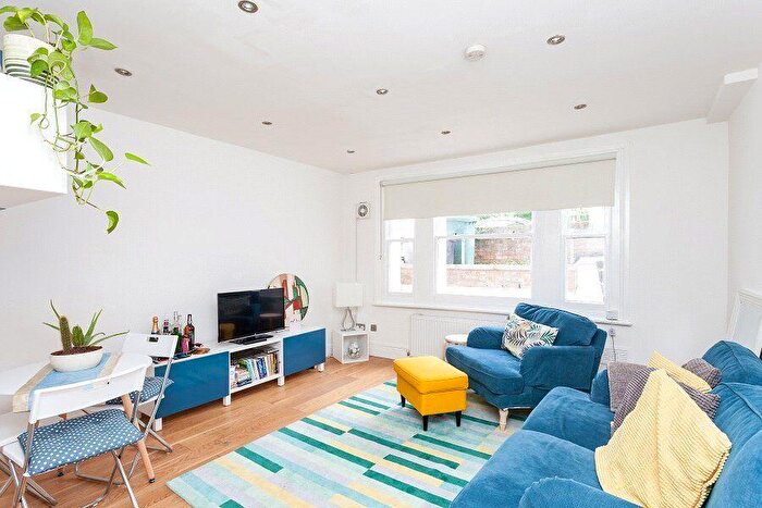 2 Bedroom Flat For Sale In Davenant Road, London, N19