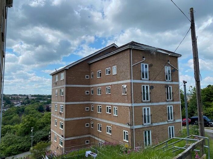 2 Bedroom Property To Rent In Longhill Avenue, Chatham, ME5